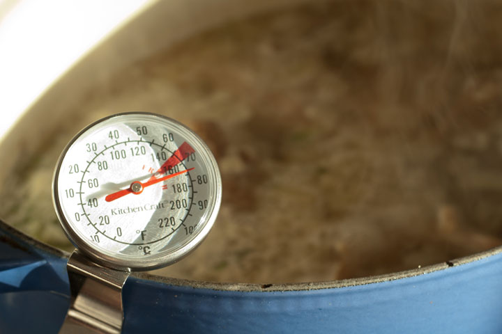 A thermometer is necessary to keep the stew below 80°C